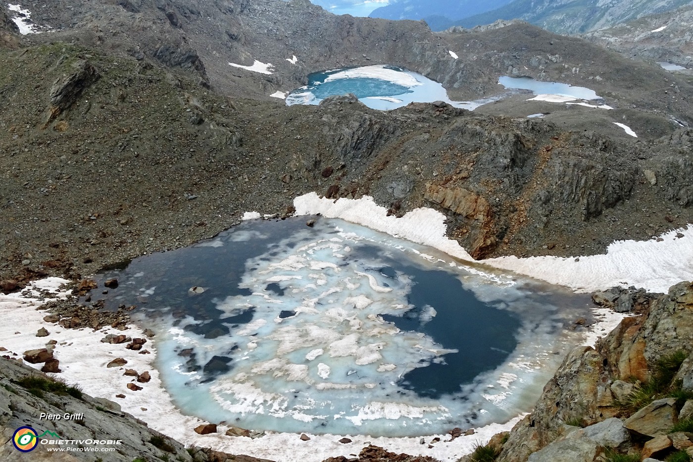 82 Vista allo zoom sui laghetti glaciali.JPG